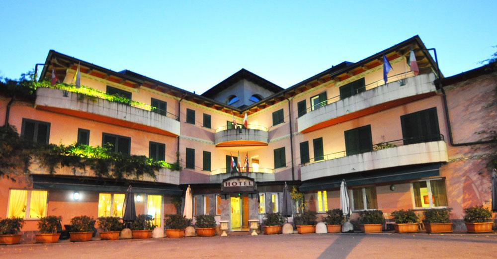 Tavolo nuziale in sala ricevimenti