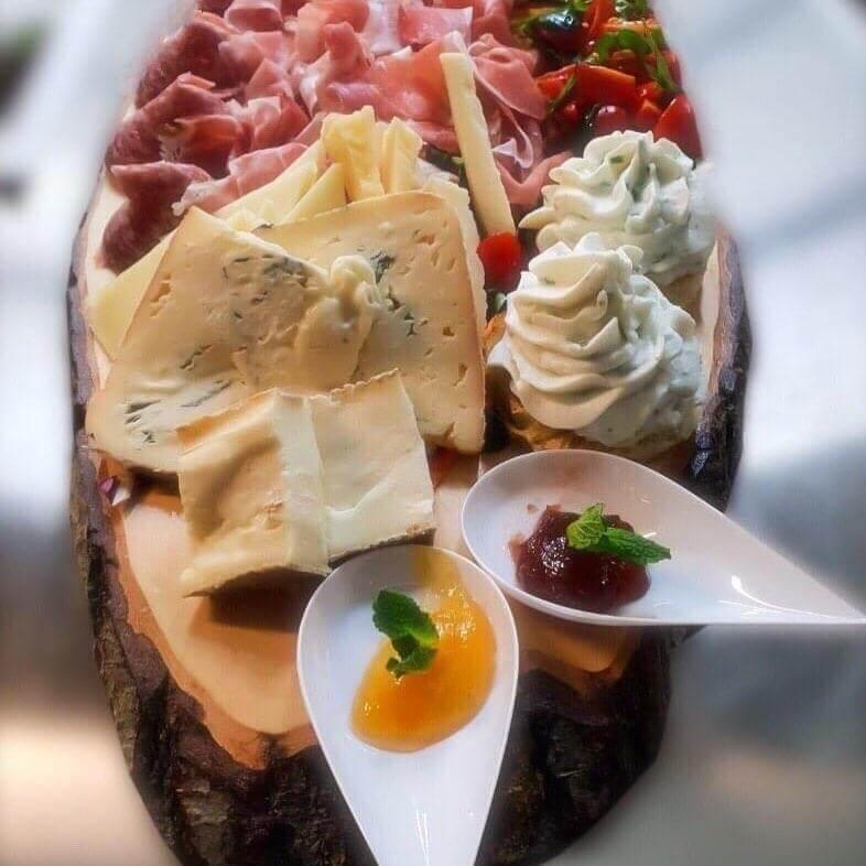 Antipasto con tagliere di salumi e formaggi
