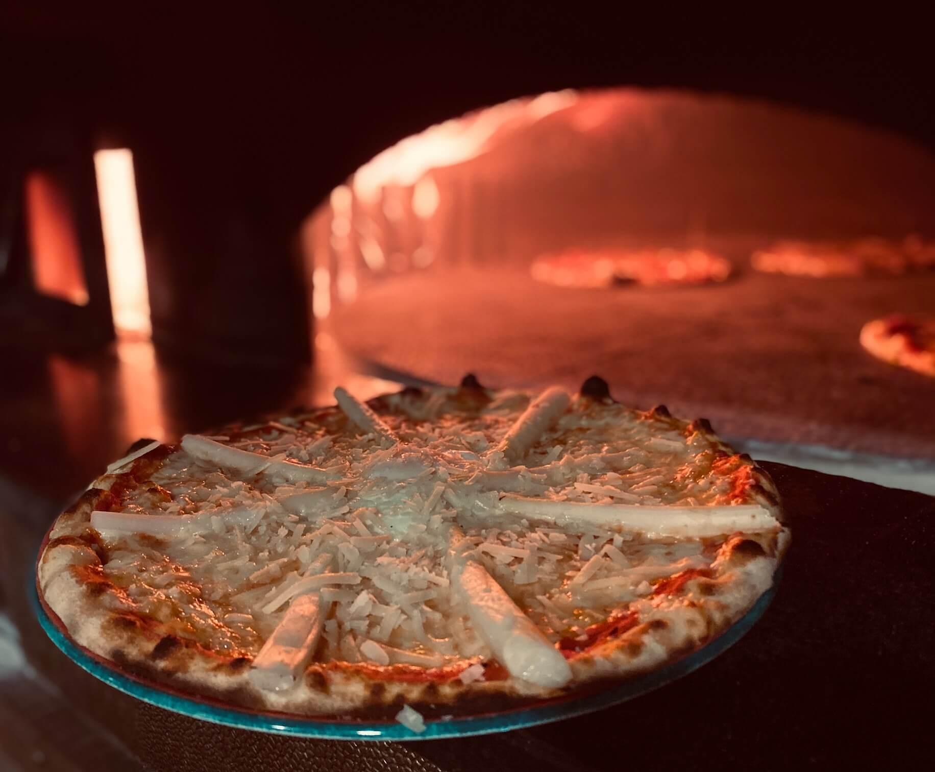 Pizza cotta in forno a legna