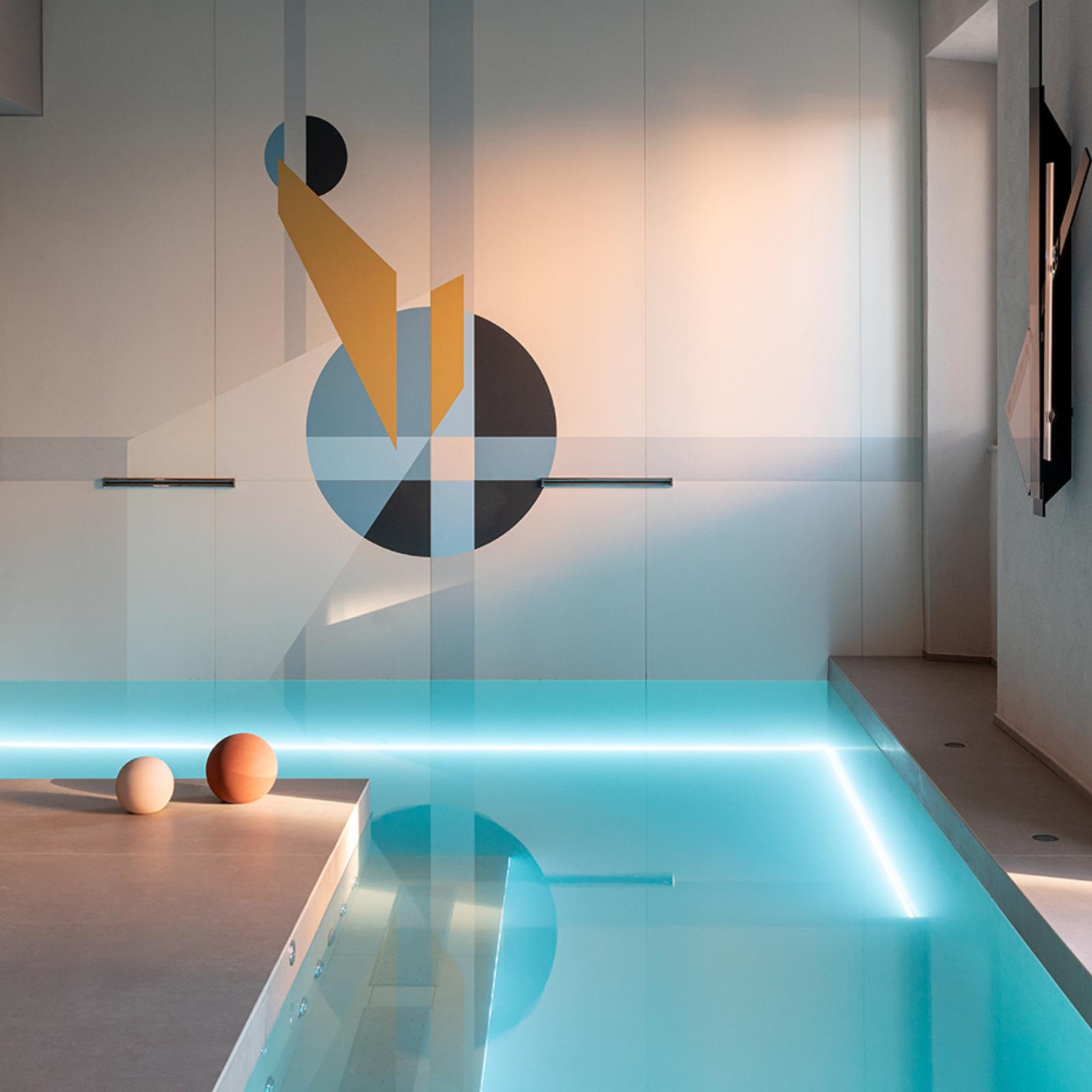 Piscina interna con nuoto controcorrente