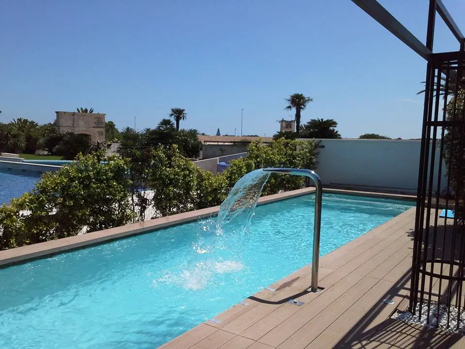 Piscina riscaldata esterna con vista mare e idromassaggi