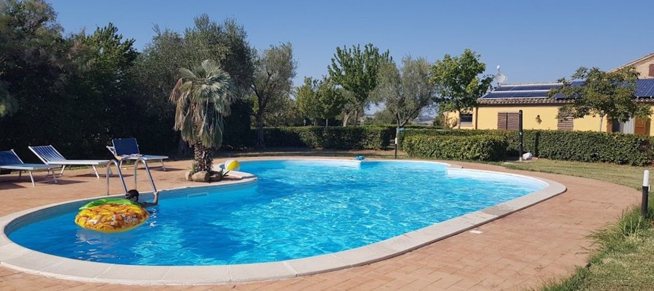 Piscina esterna riscaldata con acqua salata