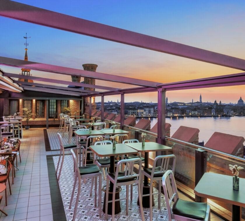 Skyline Rooftop Bar vista serale su Venezia e Giudecca