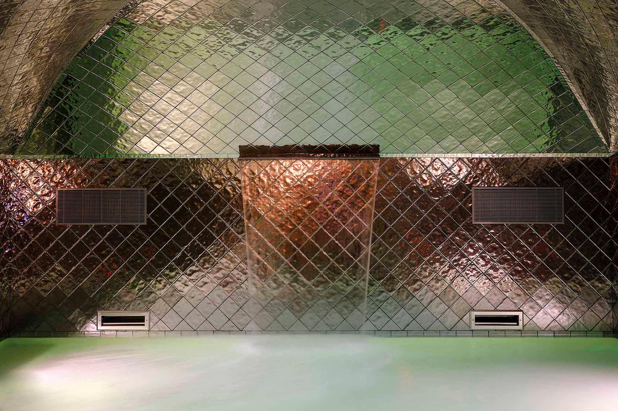 Piscina rilassante riscaldata con getti idromassaggio