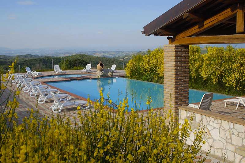 Piscina esterna panoramica con vista sulle colline umbre