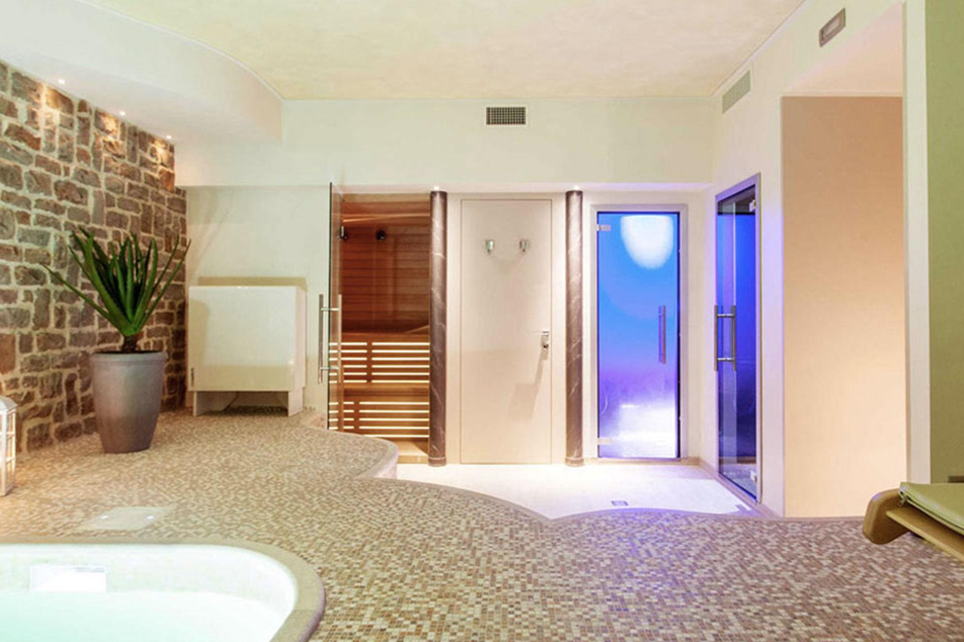 Sala SPA privata con vasca idromassaggio