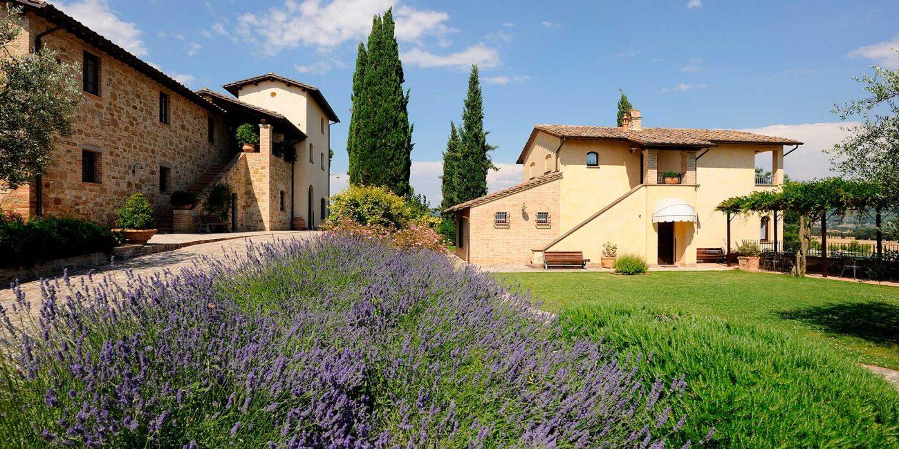 Giardino del relais con fiori