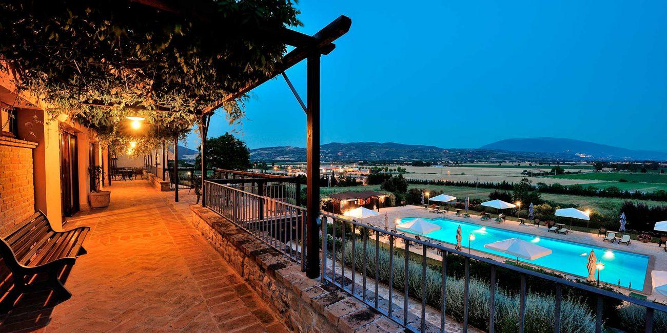 Veduta esterna del relais con colline umbre