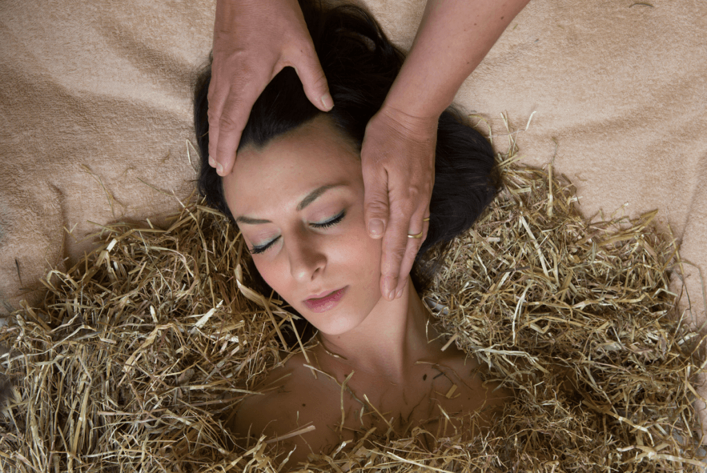 Trattamento lettino di fieno nel centro benessere