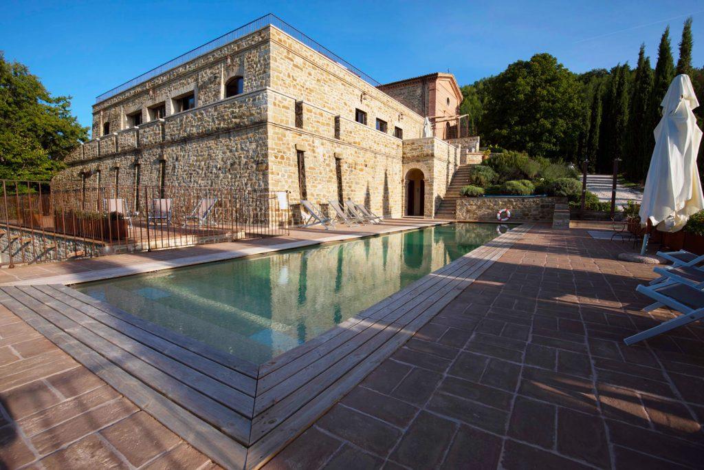 Monastero in Umbria con colline circostanti