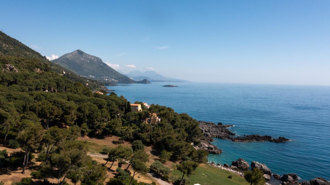 Veduta aerea del parco e spiaggia privata