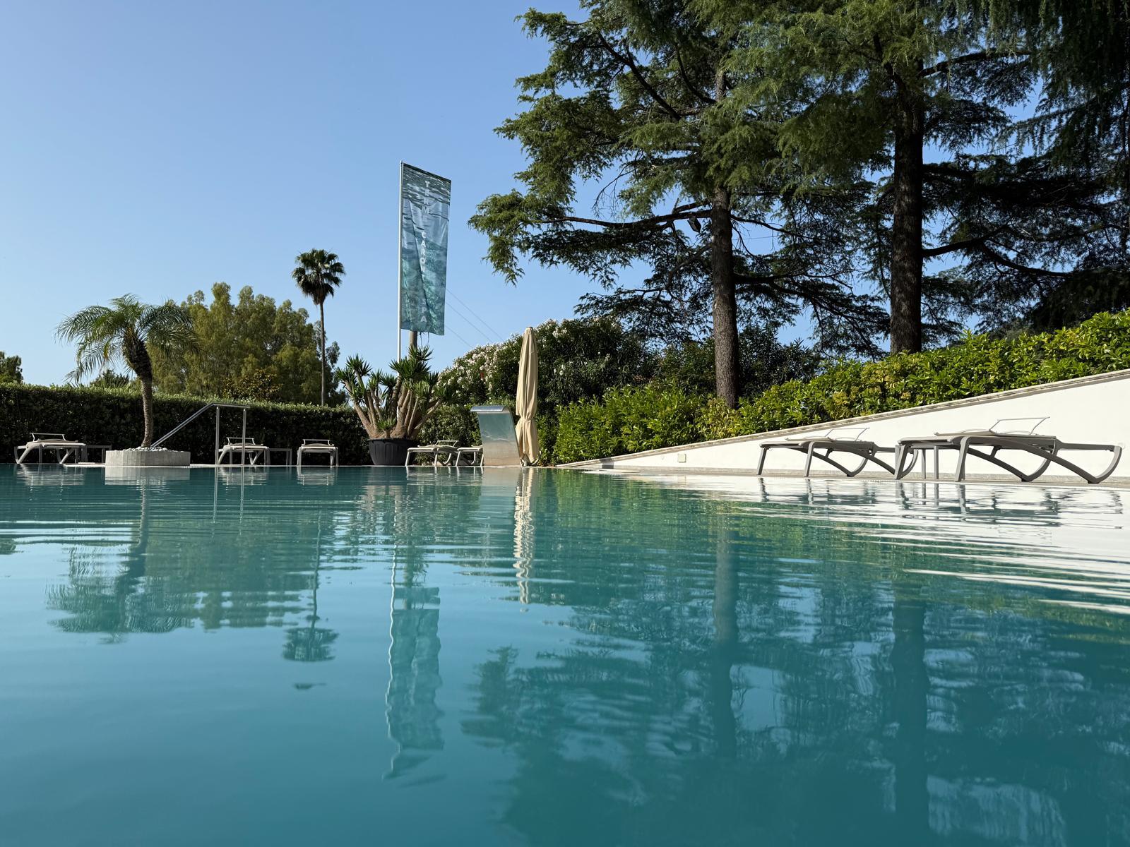 Piscina esterna termale nel bosco