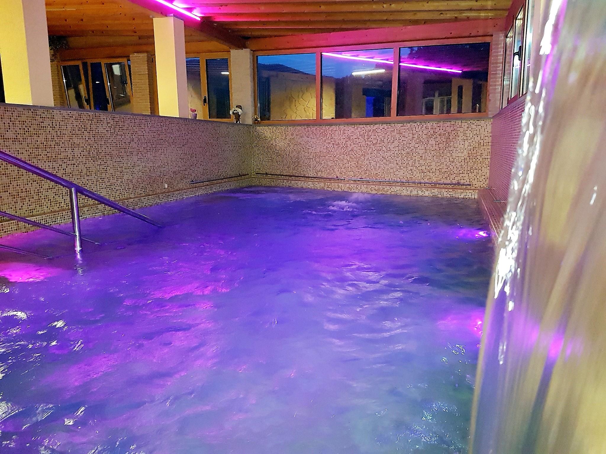 Area spa con piscina e sedute idromassaggio