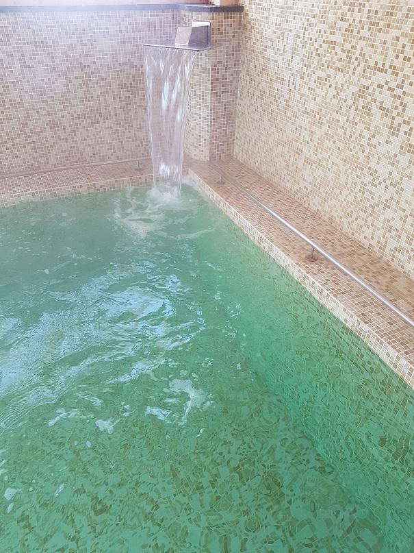 Area benessere interna con arredamento spa