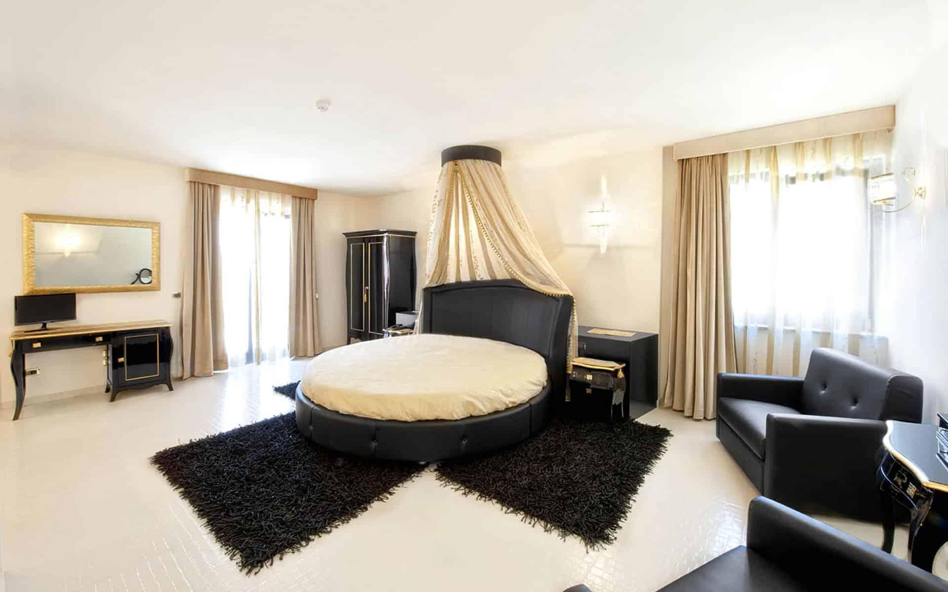 Interno della struttura con dettagli architettonici eleganti