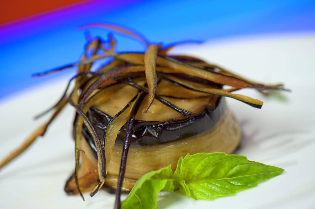 Interno ambiente ristorante con tavoli elegantemente preparati