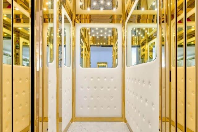 Vista della tenuta e del paesaggio circostante con vigneto