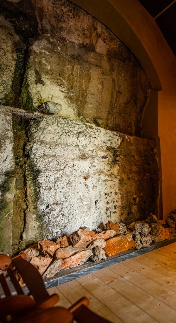 Grotta di vapore con pareti naturali illuminate da cromoterapia