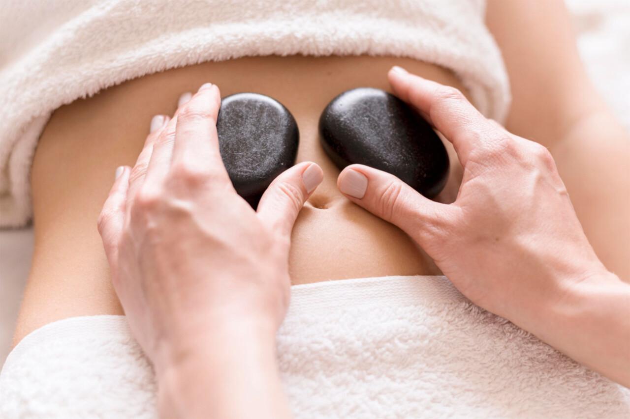 Massaggio hot stone addome