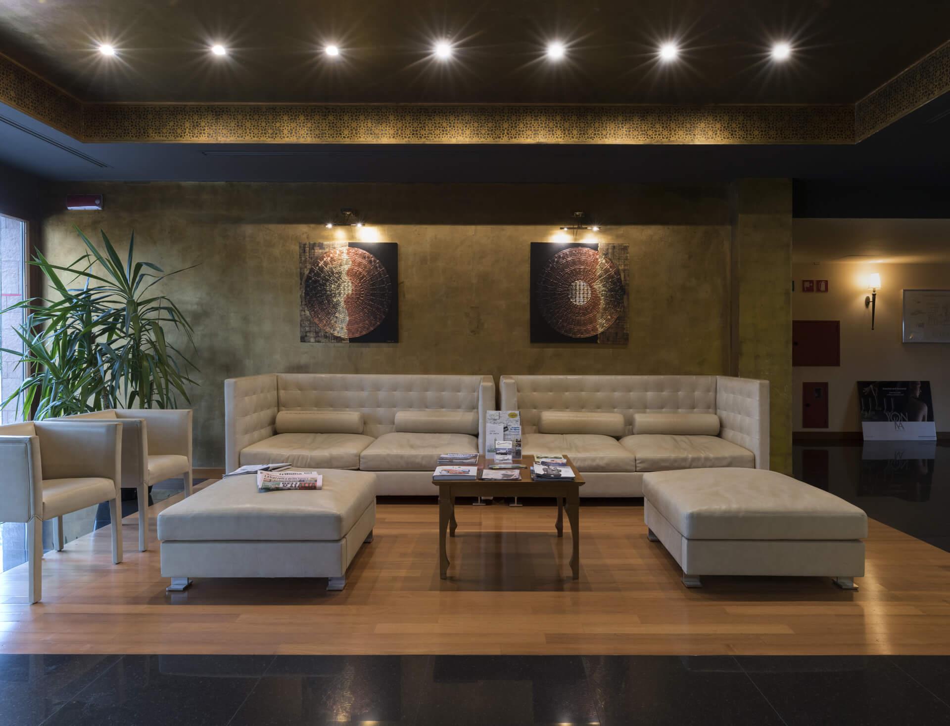 Camera hotel elegantemente arredata