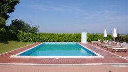 Piscina rettangolare con acqua salata