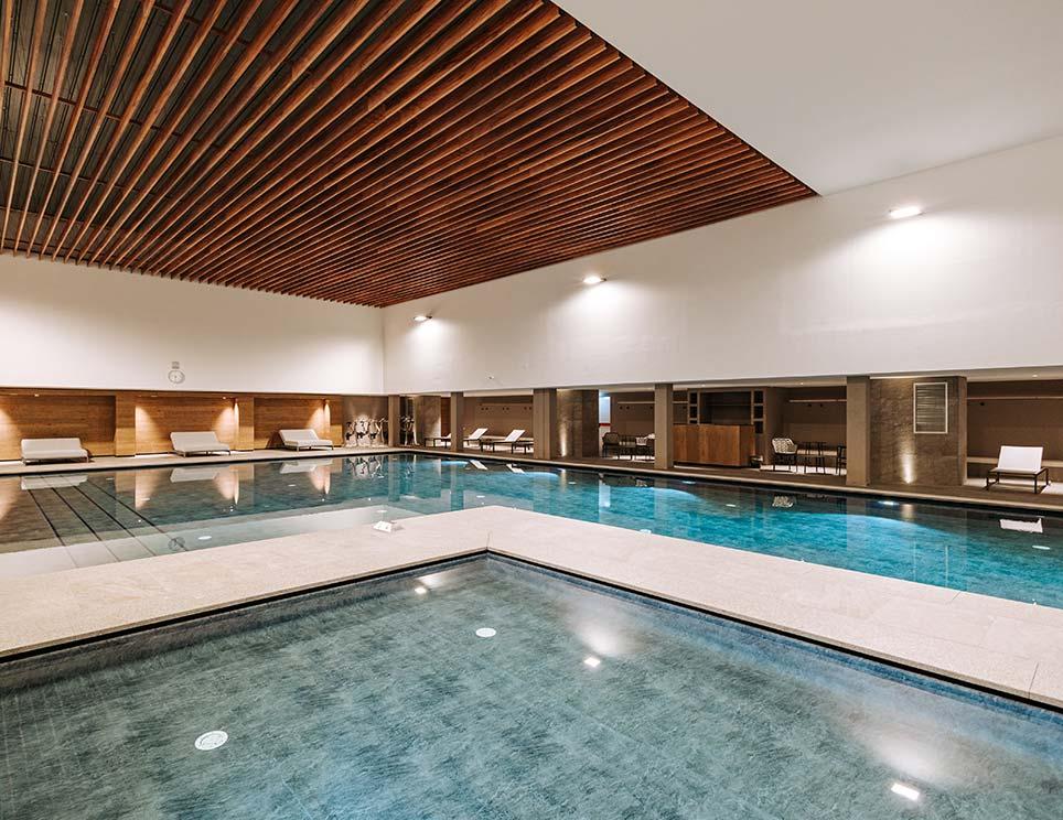 Piscina interna con getti idromassaggio e area bambini della Spa Miele