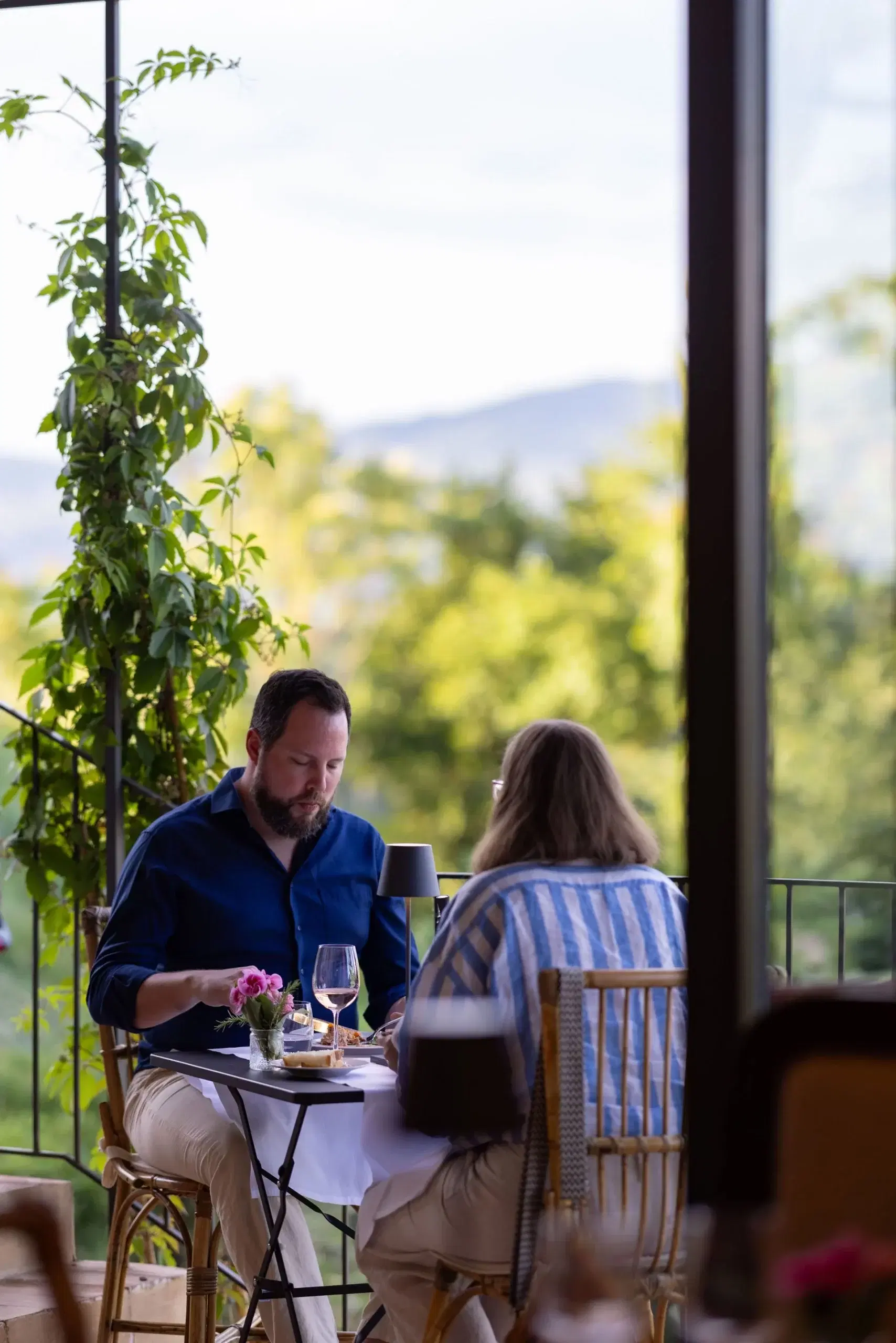 Tavolo del bistrot con vista vigna e tramonto