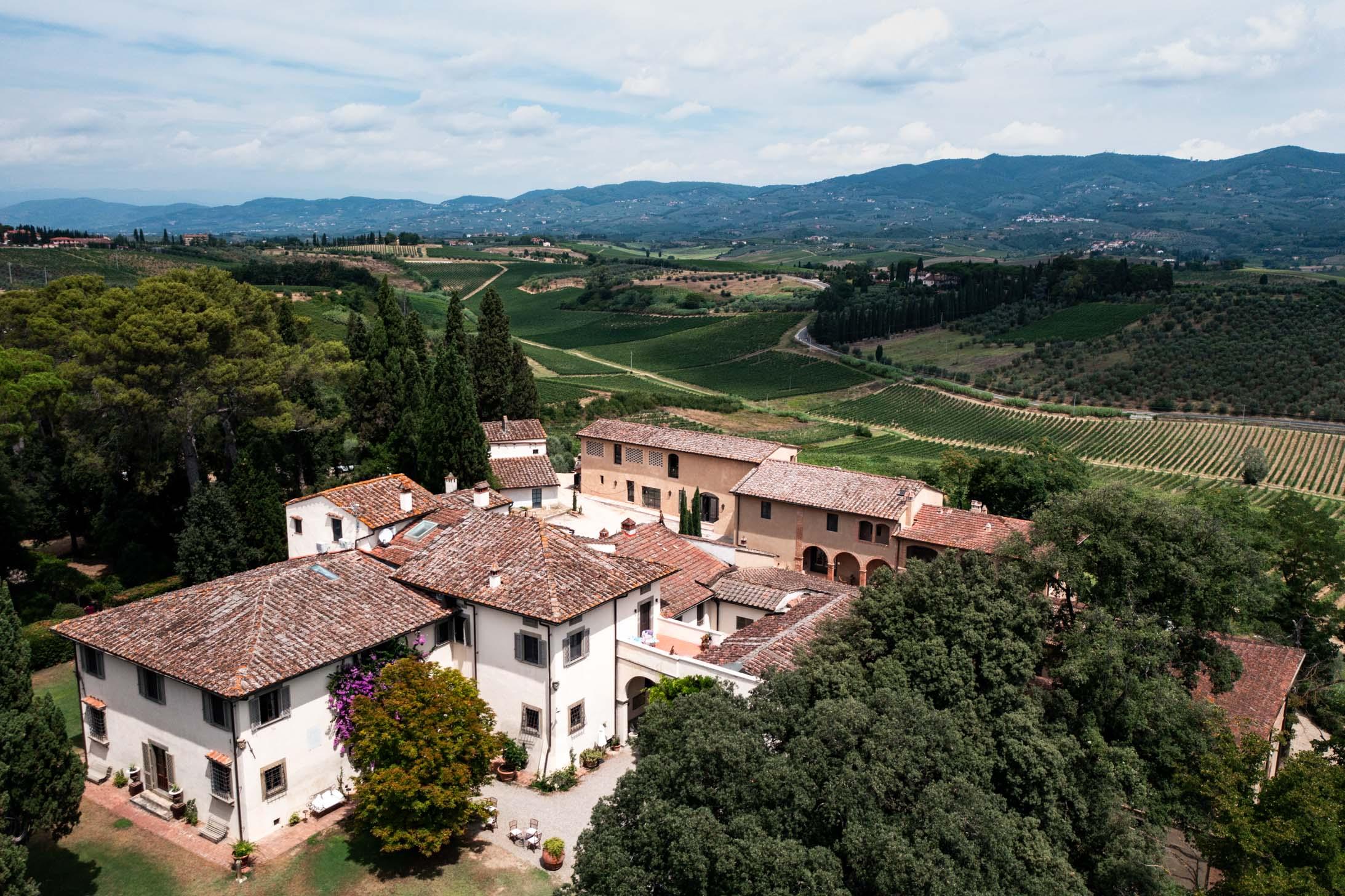 Scorcio esterno della villa e giardino all'italiana