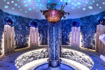 Vista principale dell'hotel Abinea con le Dolomiten sullo sfondo