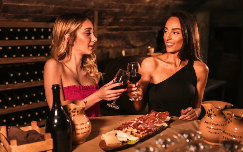 Cantina vini naturali scavata nella roccia