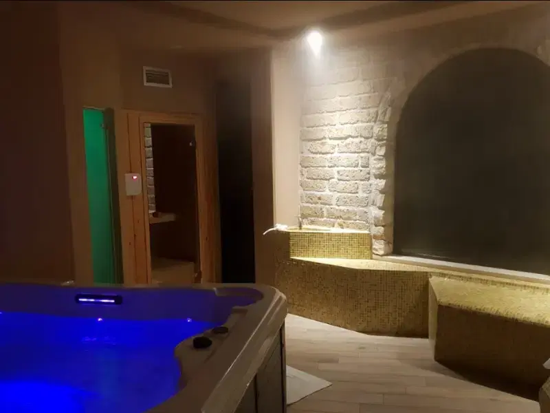 Doccia nel tufo con cromoterapia