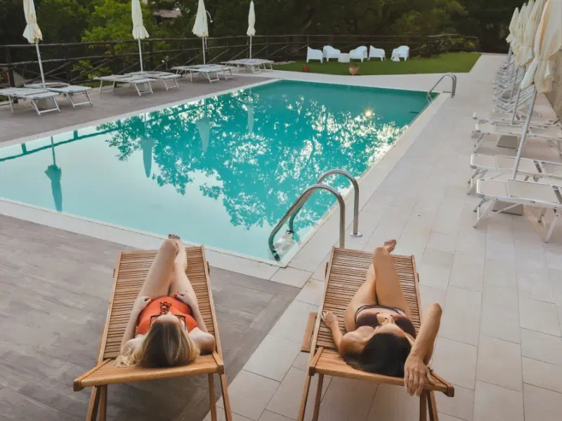 Lettini riservati piscina estate agriturismo Campania