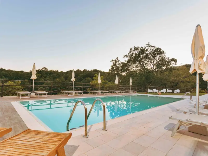 Sera d'estate piscina illuminata agriturismo Campania