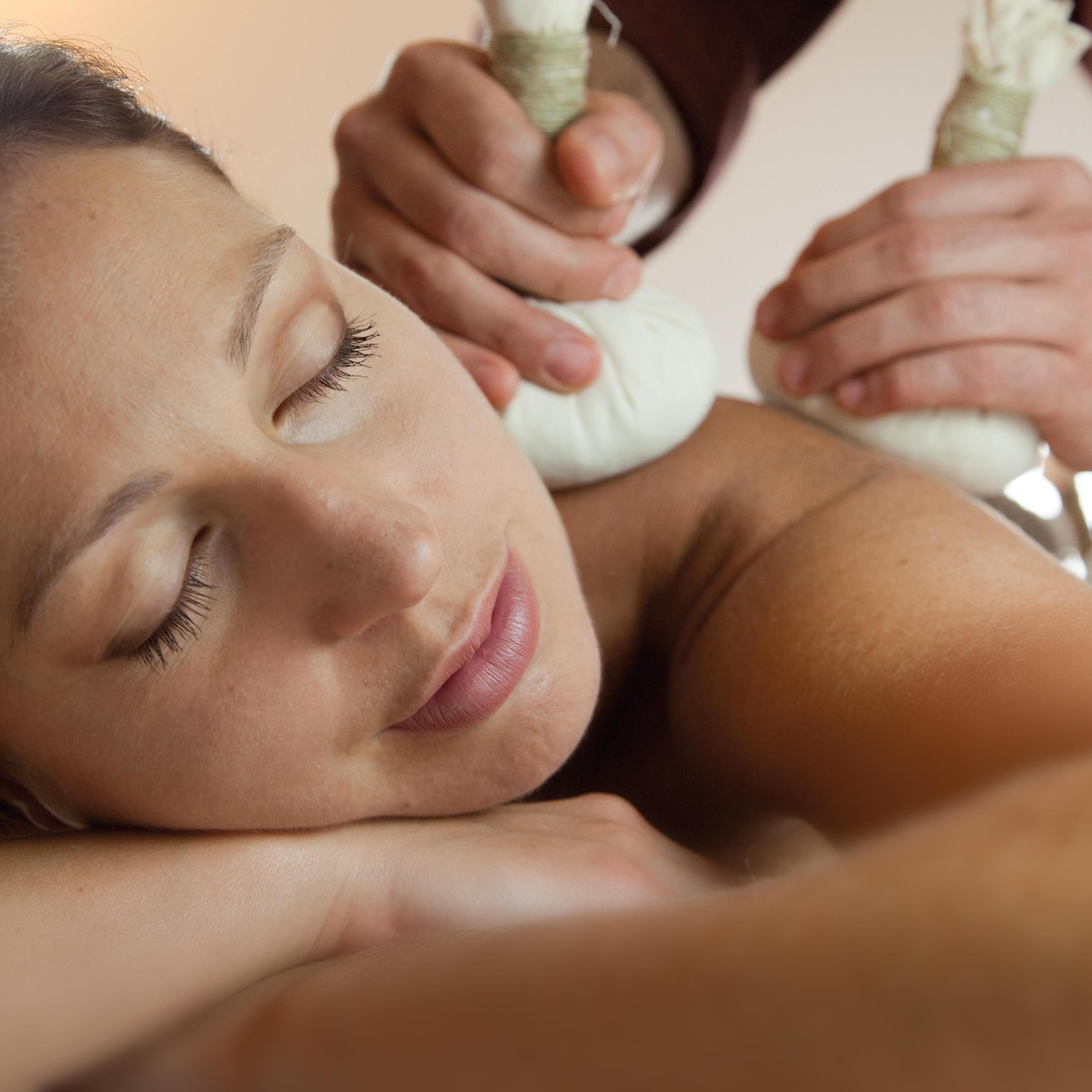 Interno dell’area benessere con lettini per trattamenti e massaggi olistici