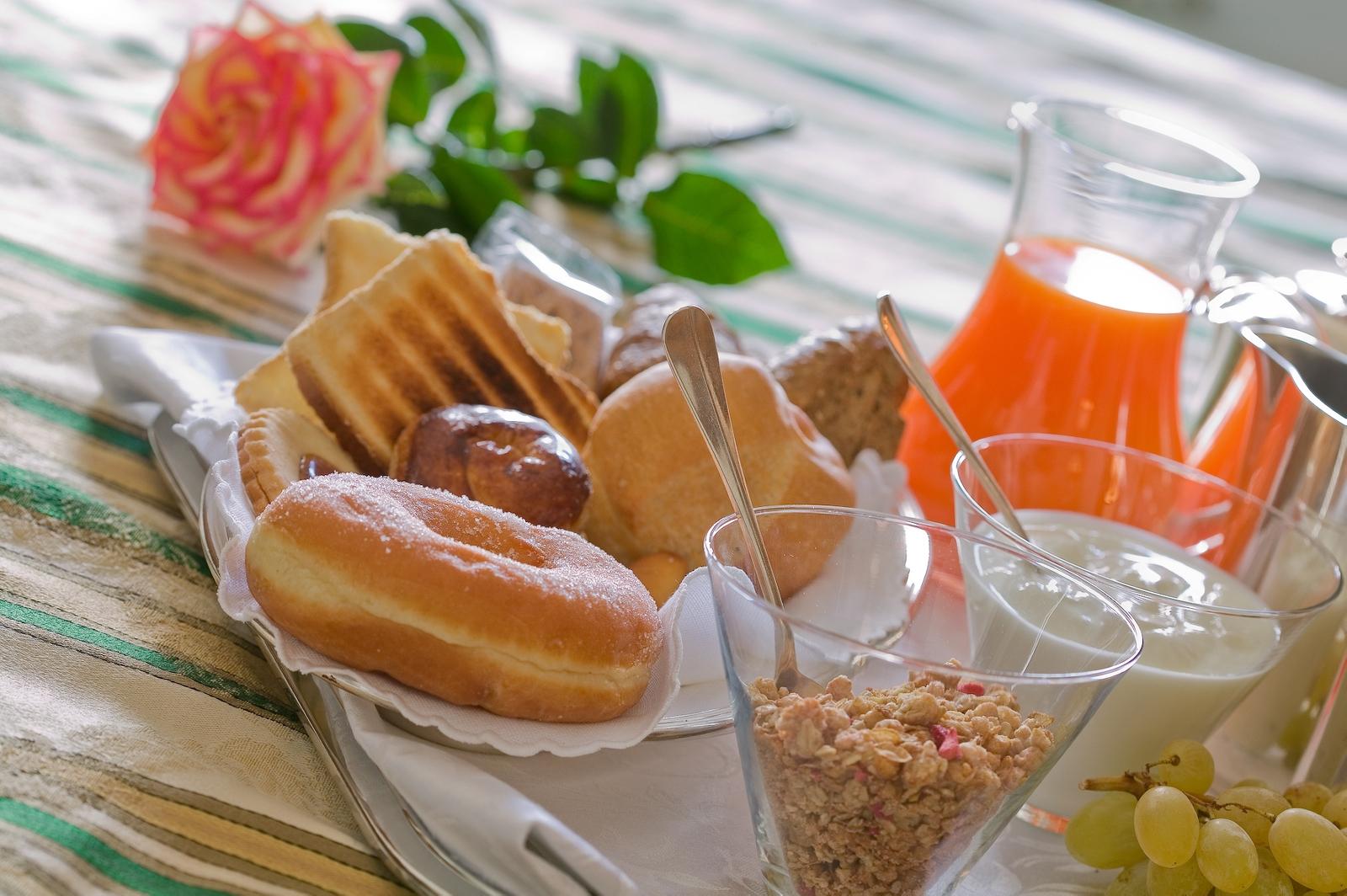 Piscina coperta con cromoterapia del centro benessere