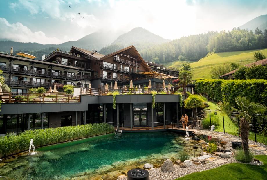 Laghetto naturale balneabile nel giardino mediterraneo