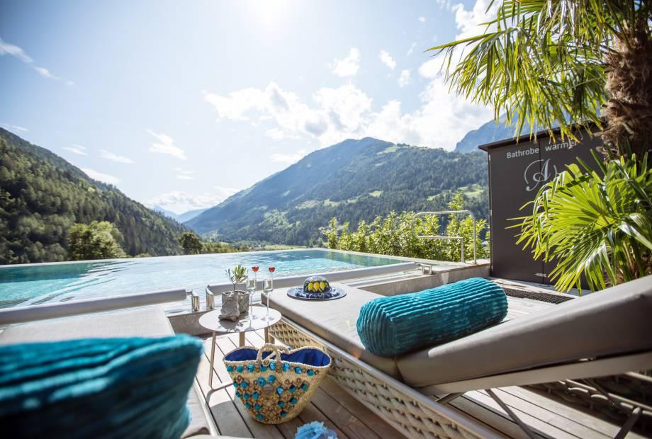 Piscina sportiva esterna con vista sulle montagne dell'Alto Adige
