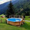 Piscina riscaldata all'aperto nelle montagne