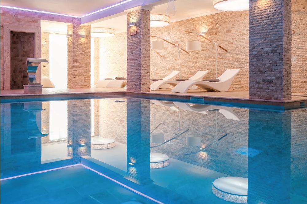 Piscina interna di acqua salata riscaldata