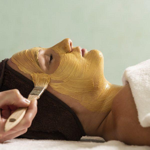 Coppia si rilassa sui lettini a bordo piscina