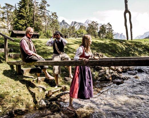 Prato prendisole con idromassaggio esterno vista Dolomiti