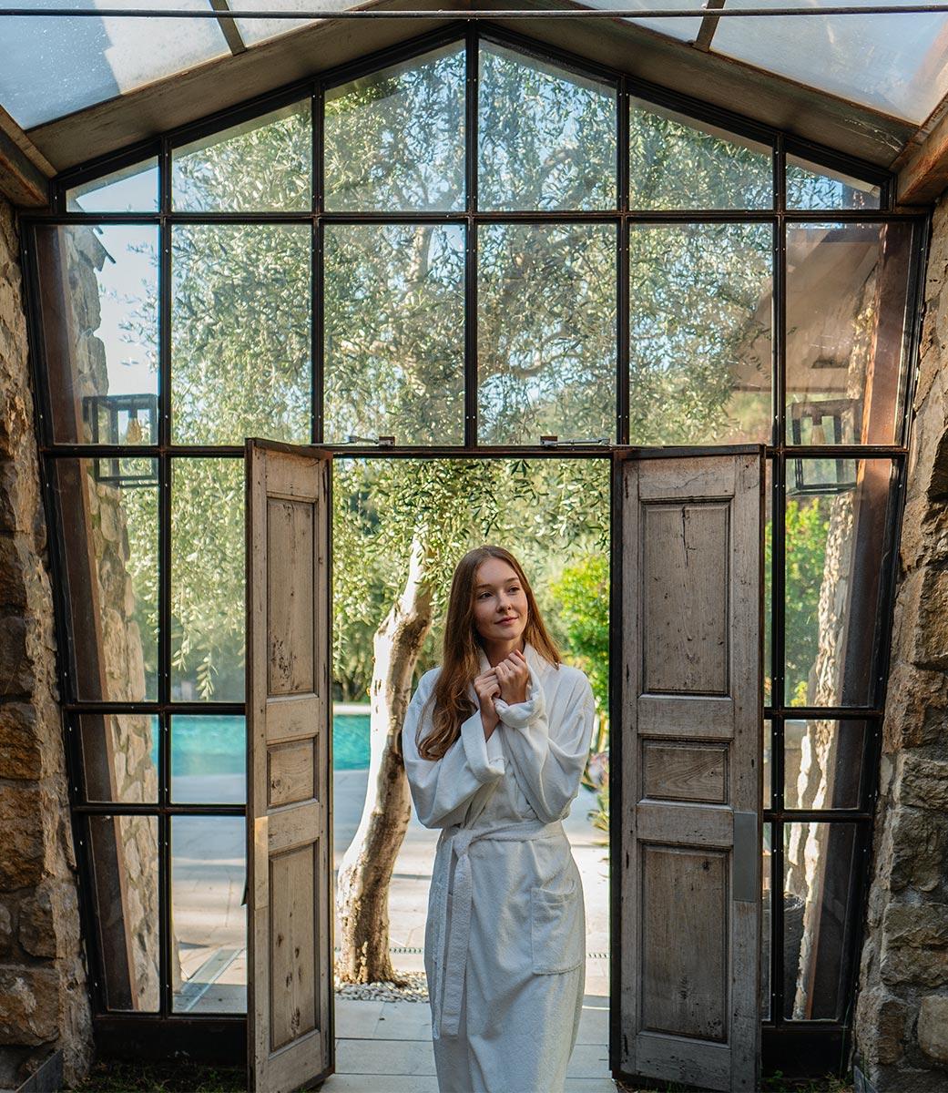 Spa con grandi vetrate affacciate sul paesaggio naturale