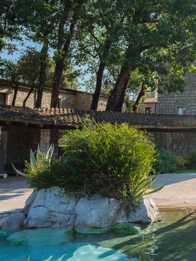 Piscina esterna immersa nella natura del Sannio