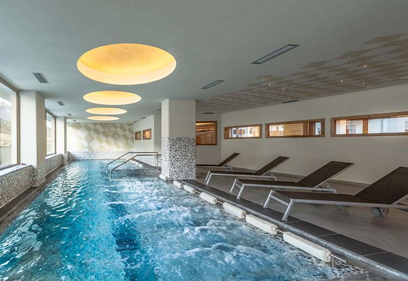 Piscina idromassaggio con lettini immersi