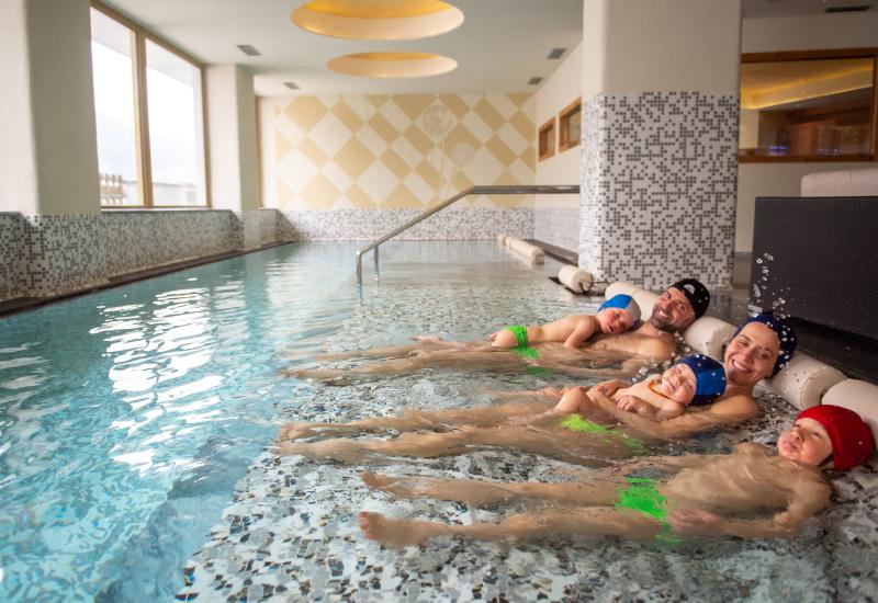 Piscina con acquascivoli per bambini