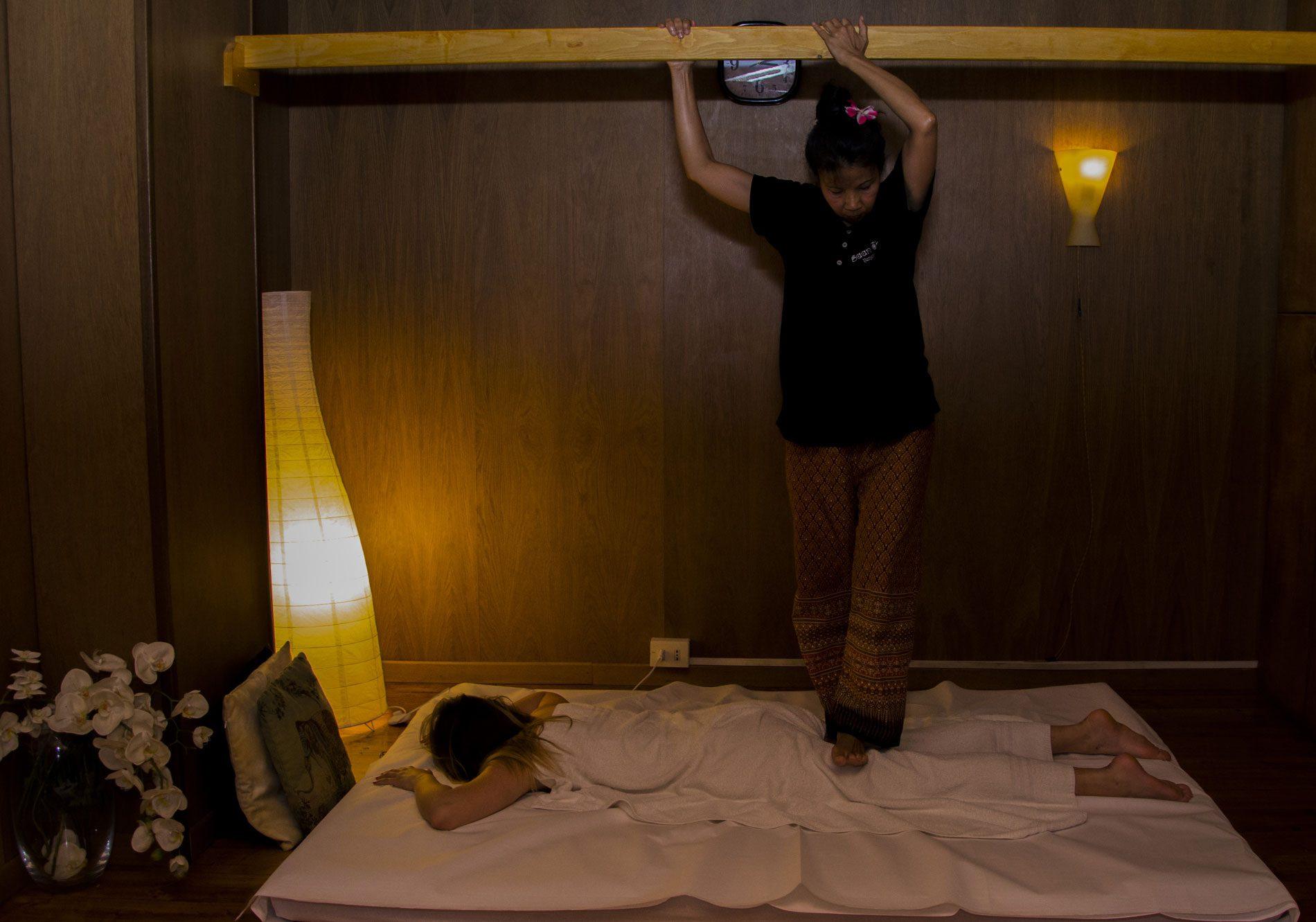 Massaggio Thai con piedi Ashiatsu