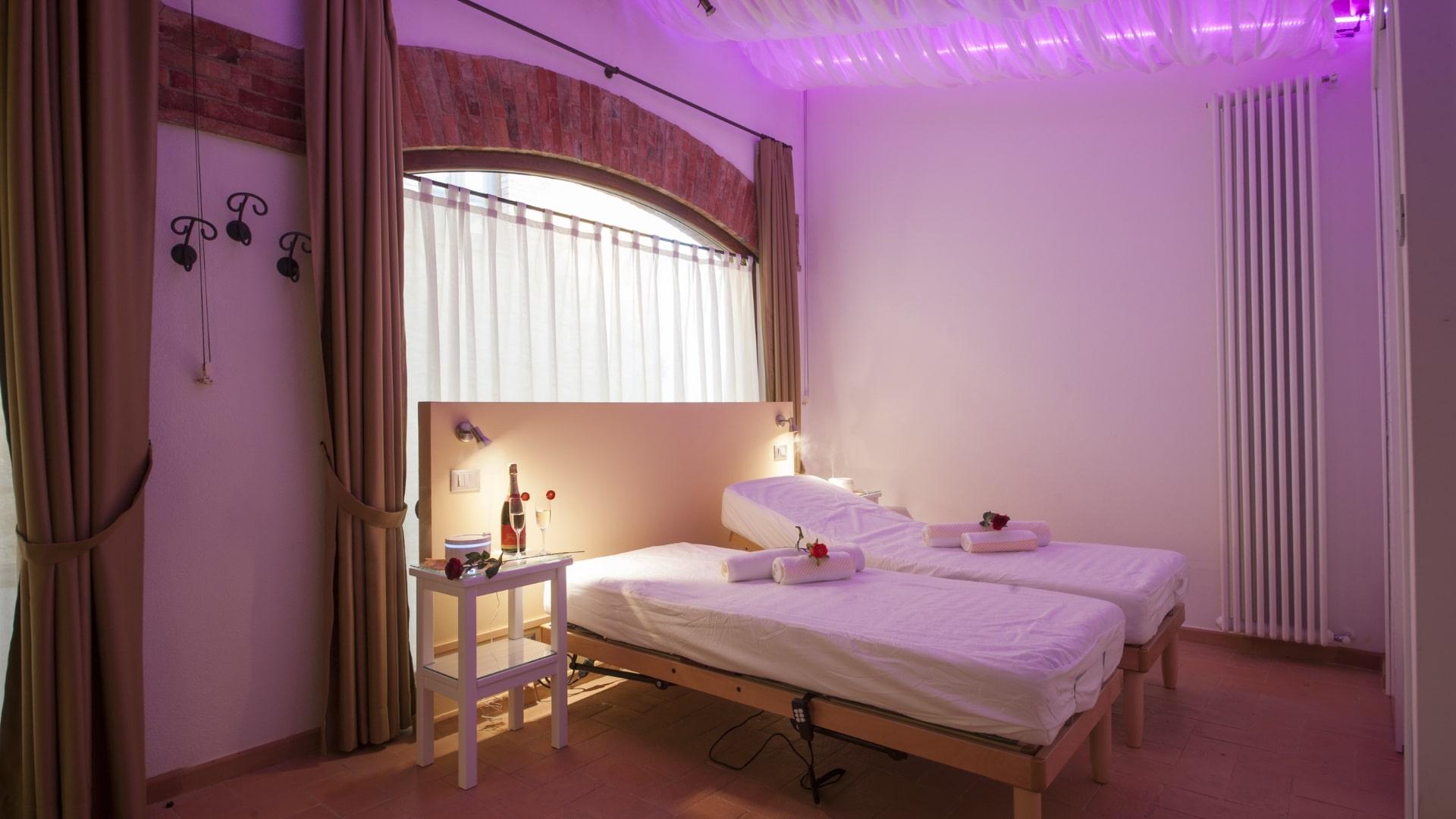 Interno struttura SPA con materiali naturali