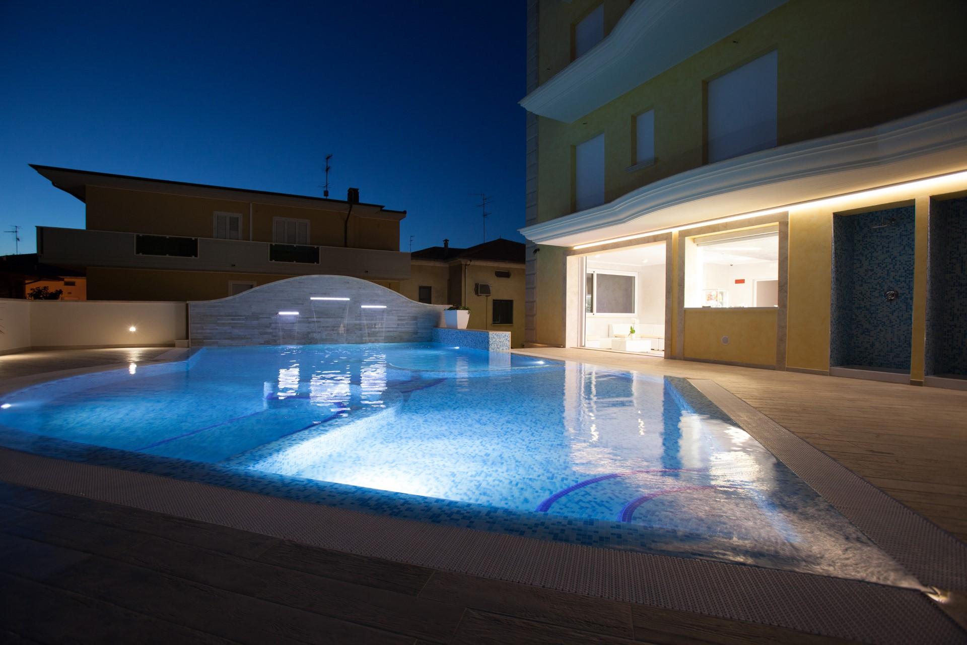 Piscina ad acqua salata con solarium