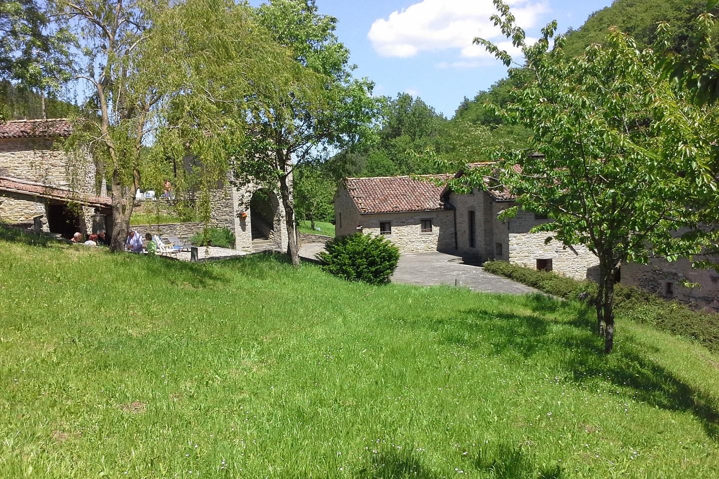 Borgo Corniola esterno - borgo medievale in pietra immerso nelle colline toscane