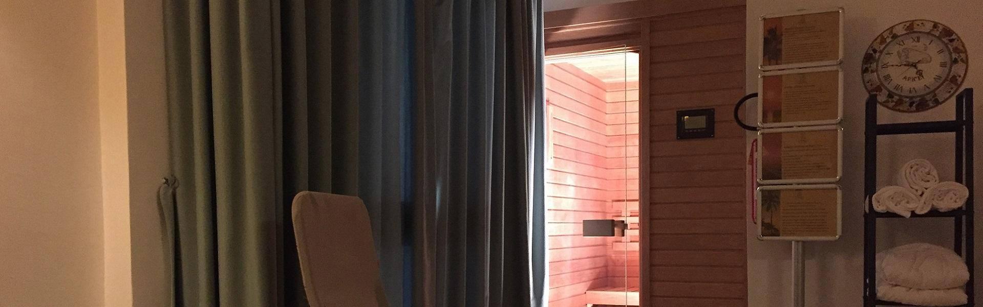 Una sauna con sedie a sdraio, asciugamani e accappatoi in una stanza accogliente